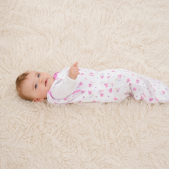 svøb til baby arme fri med blomster
